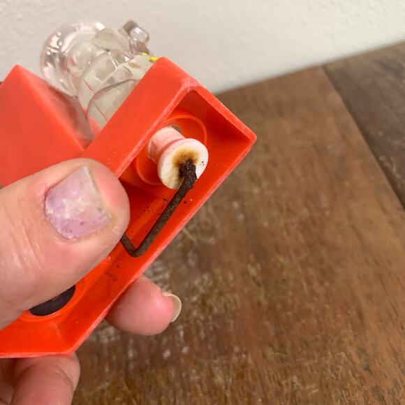 Vintage Lucite Pig Chef's Salt & Pepper Push Button Orange Dispenser - Picture 10 of 10